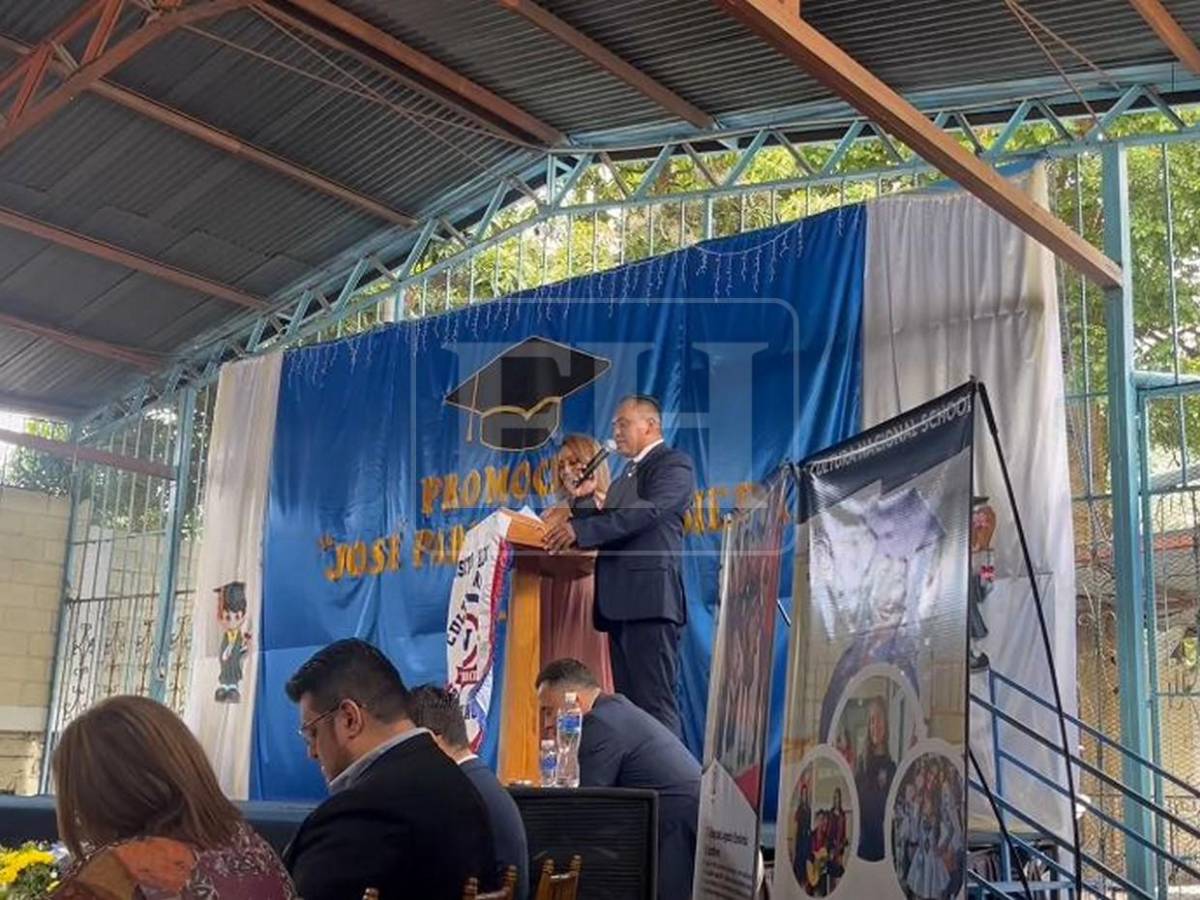 Sueño cumplido: entregan título a padres de Emily Torres, estudiante del Cultura Nacional School