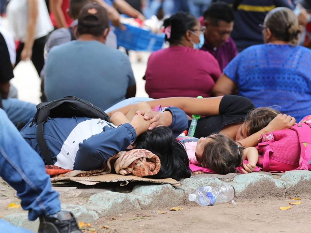 Cansados y sin respuesta: afectados por Koriun permanecen en bajos del Congreso Nacional