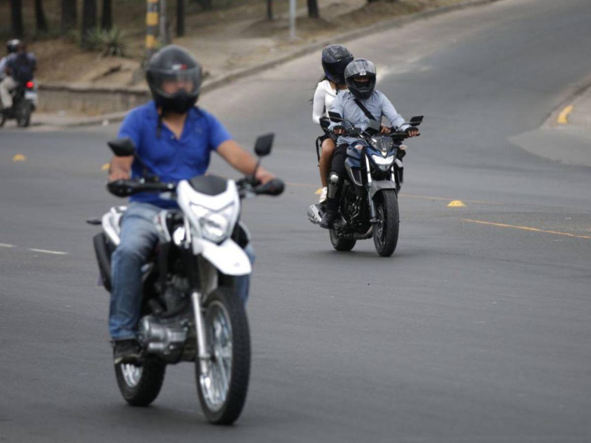 ¿Solo durante la noche? Horario en el que se debe usar el chaleco reflectante en motocicletas
