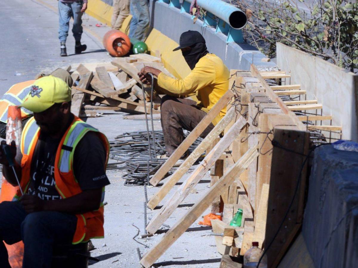 Realizan trabajos de restauración en el puente a desnivel Juan Manuel Gálvez Realizan trabajos de restauración en el puente a desnivel Juan Manuel Gálvez