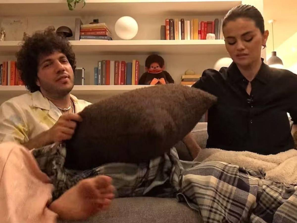 Es sumisión patética: Selena Gómez besa los pies de Benny Blanco y desata críticas