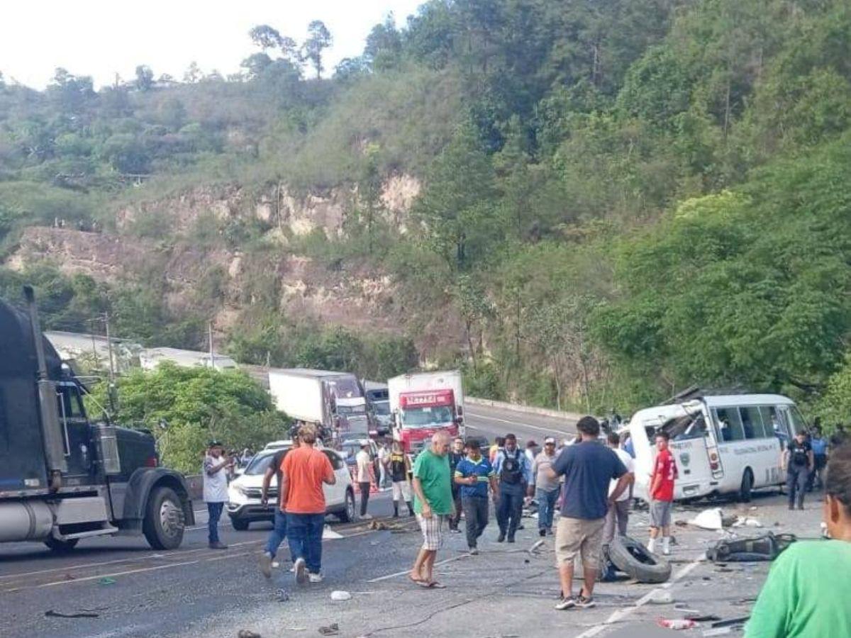 Venían de recoger uniformes: lo que se sabe del accidente de bus de policías que dejó varios muertos
