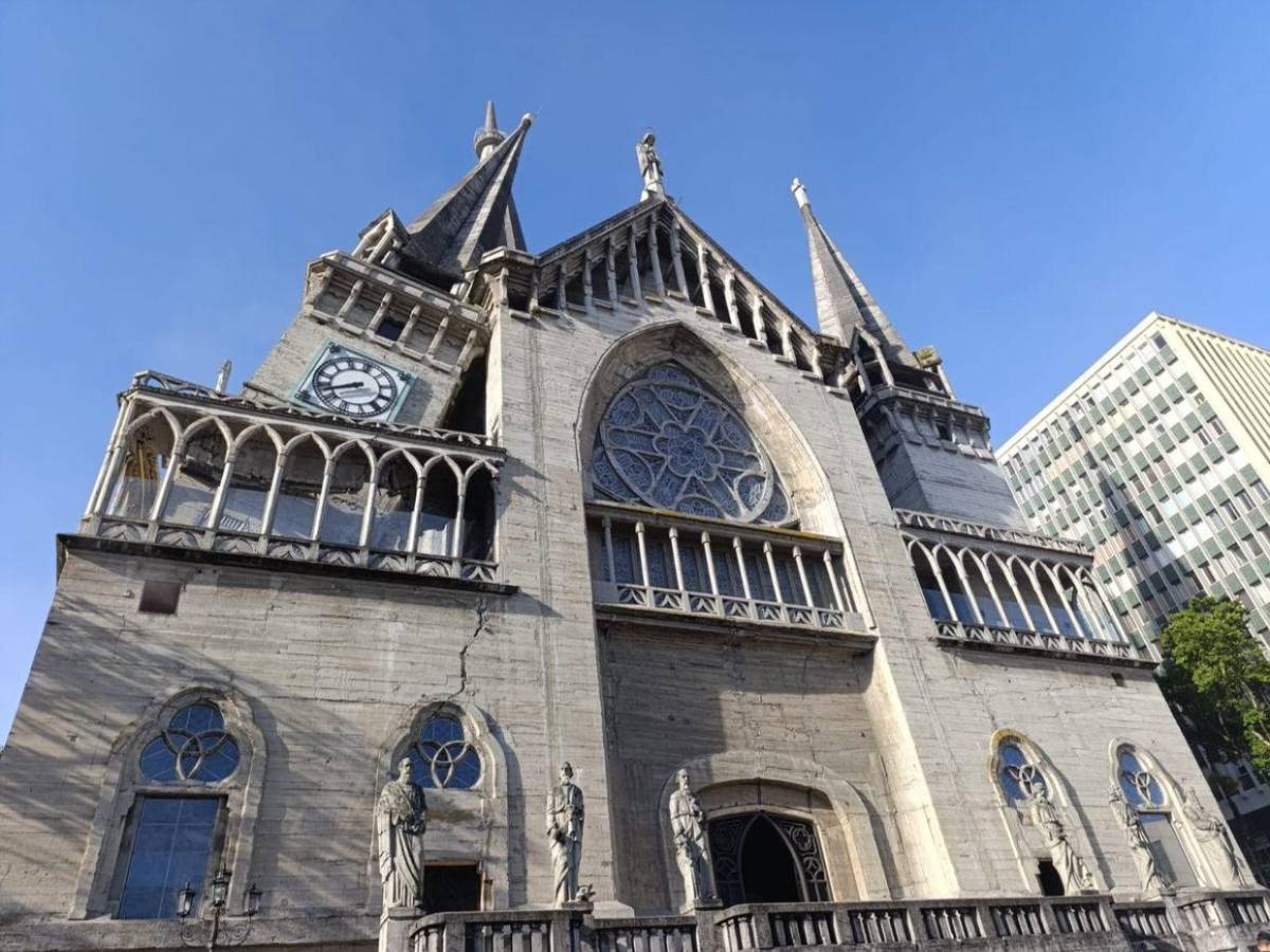 Escombros caían: Así cedió parte de la Catedral de Manizales tras terremoto de 7.4 en Colombia