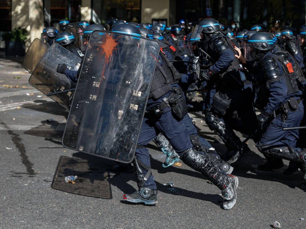Francia anuncia toques de queda y Europa mira con inquietud la ola de disturbios
