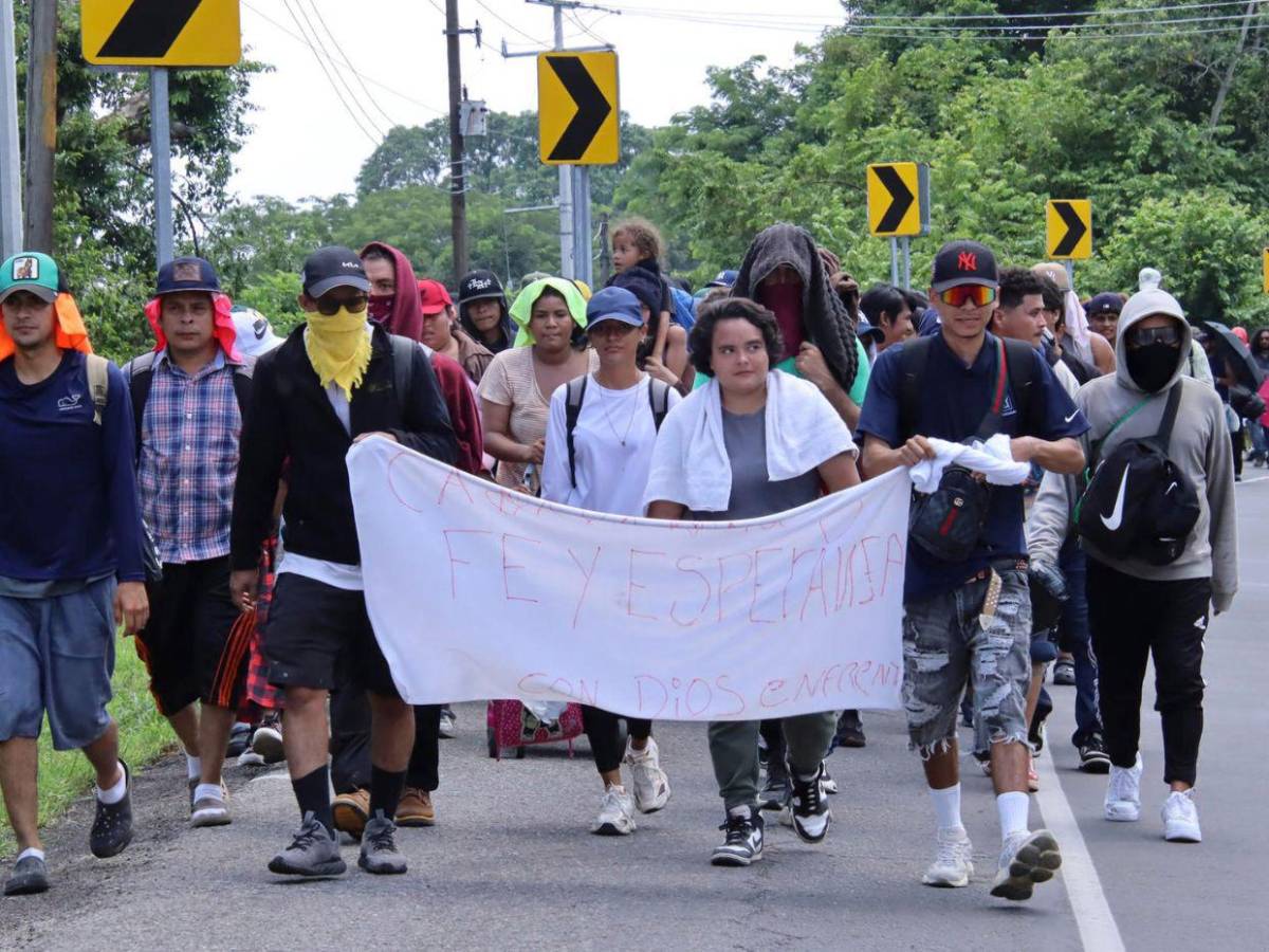 Hondureños y más migrantes dejan todo atrás y emprenden caravana en busca del “sueño americano”