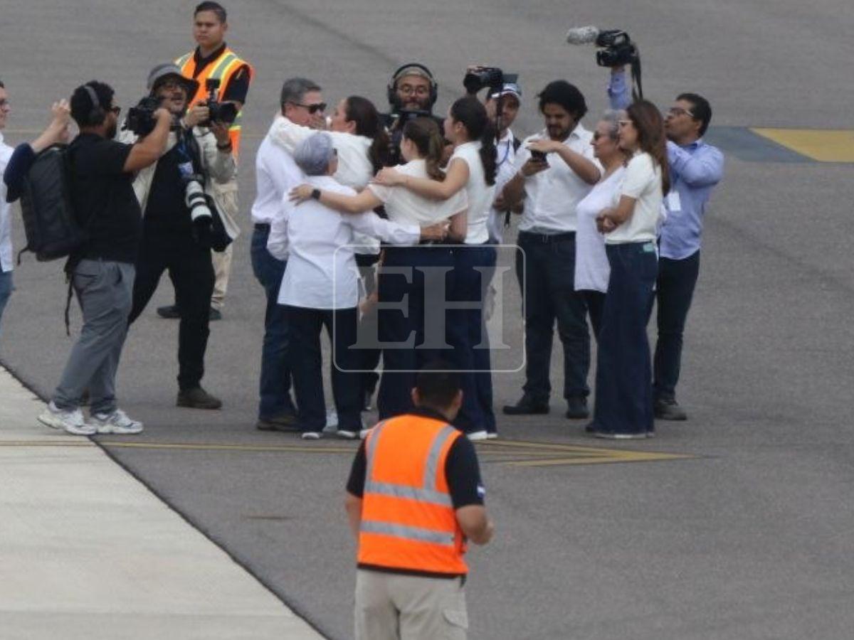 Momento en que Juan Orlando Hernández bajó del avión en Honduras y abrazó a su familia