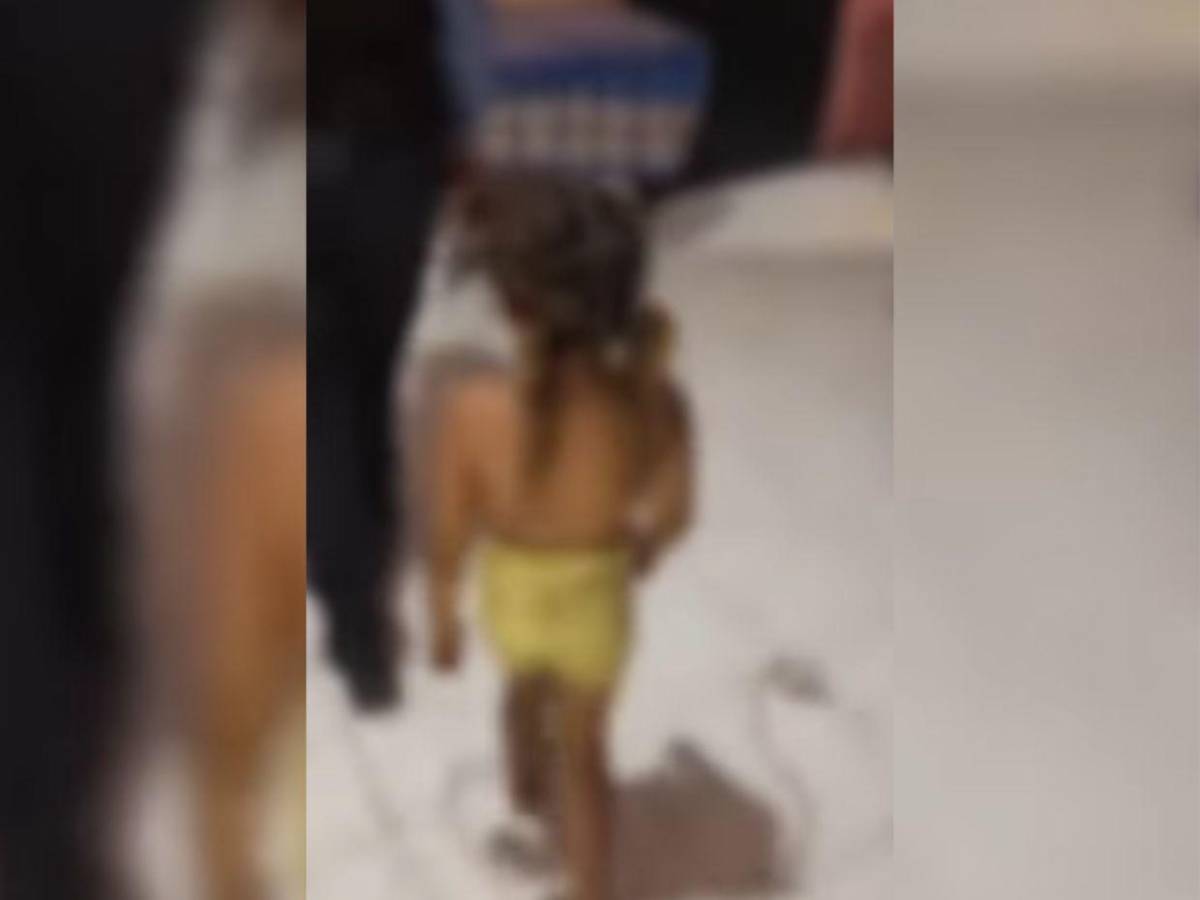 Estaban sin ropa y amarrados a una puerta: madre dejaba solos a sus hijos mientras salía a vender