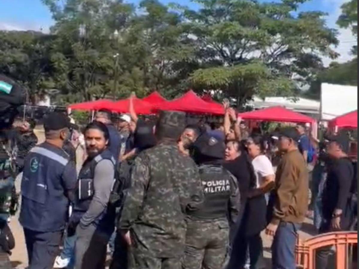 Lluvia de piedras en el CLE: frente a la PM y organismos, militantes de Libre atacan carpa del PN