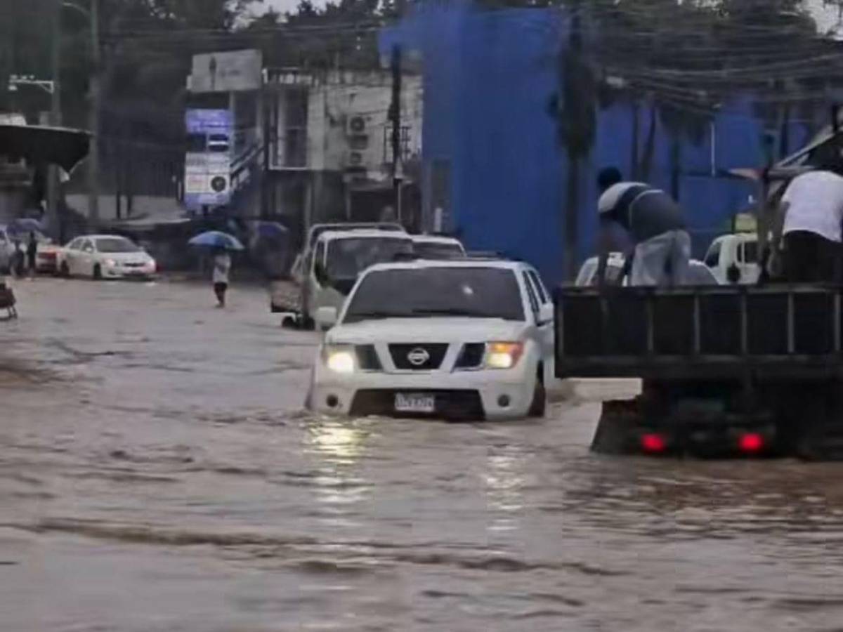 Inundaciones azotan zonas de Tela, La Ceiba y Roatán tras intensas lluvias