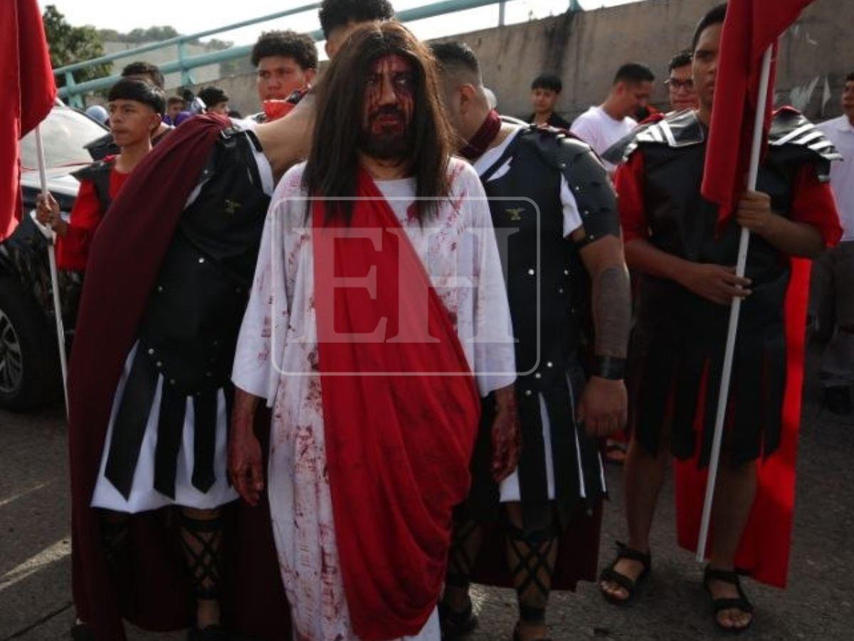 Así representaron a Jesús y a Satanás en el viacrucis de la iglesia El Calvario