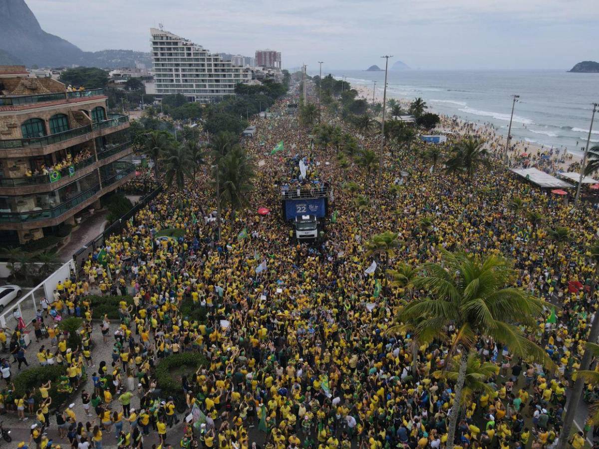 A un día de las elecciones de Brasil: fin de campaña multitudinario y empate en encuestas