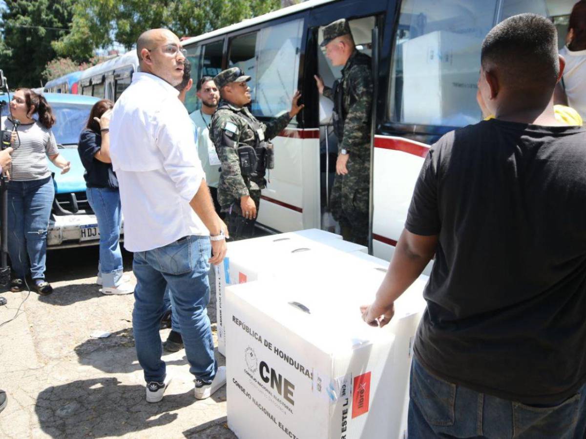 Amontonadas y en buses de ruta urbana trasladan maletas electorales a centros de votación