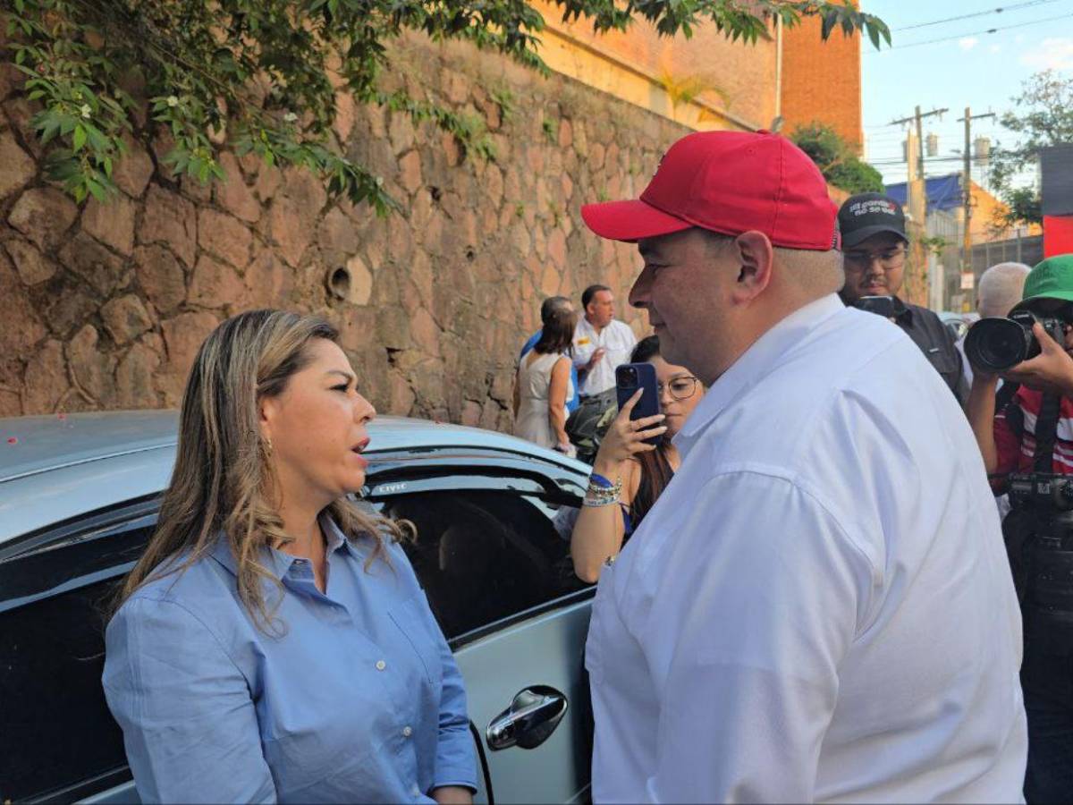 Jorge Aldana llega a ejercer el sufragio, pero aún no hay urnas en la Facultad de Medicina