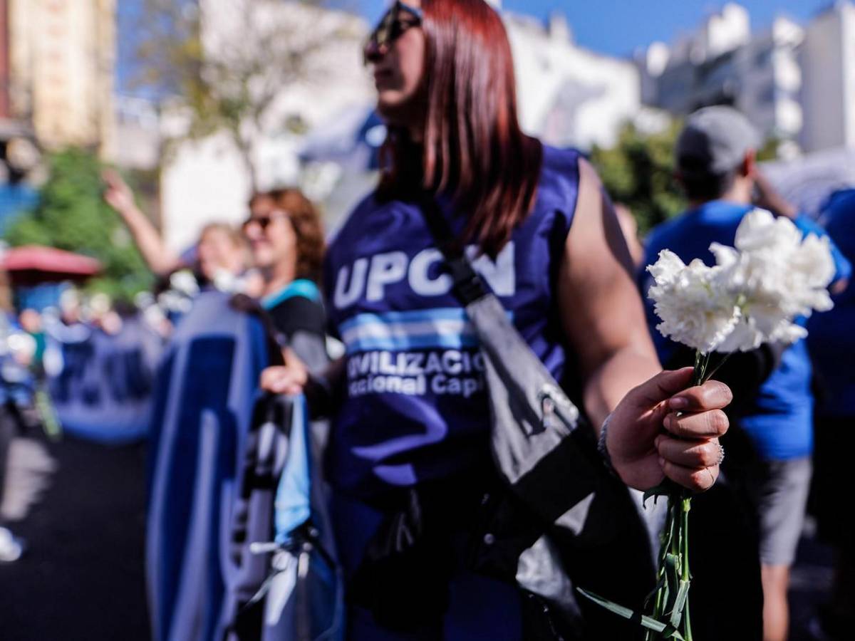 Masiva marcha sindical en Argentina contra Milei y en homenaje al papa Francisco