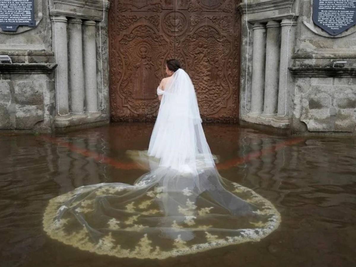 Sí, acepto: pareja se casa en iglesia inundada por tifón Wipha en Filipinas