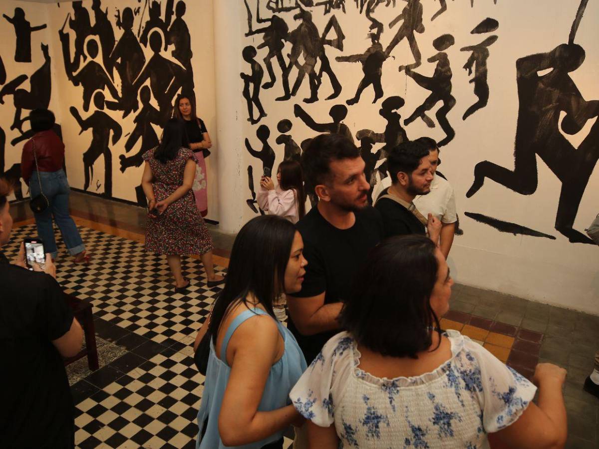 Nube negra: Un bivaque surrealista de 30,000 mariposas de papel invaden el MIN