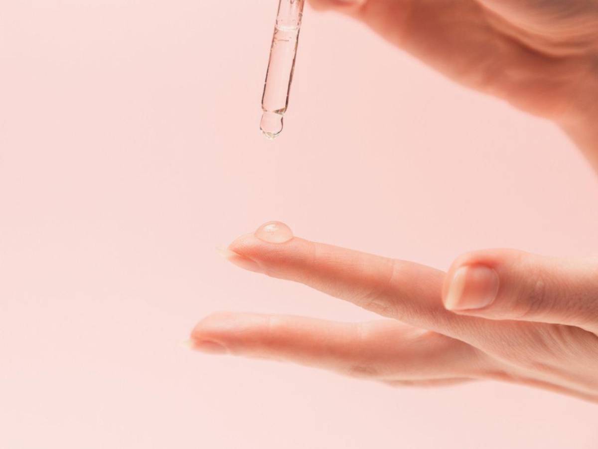 Manchas, ojeras y piel apagada: la molécula que dermatólogos no quieren que ignores