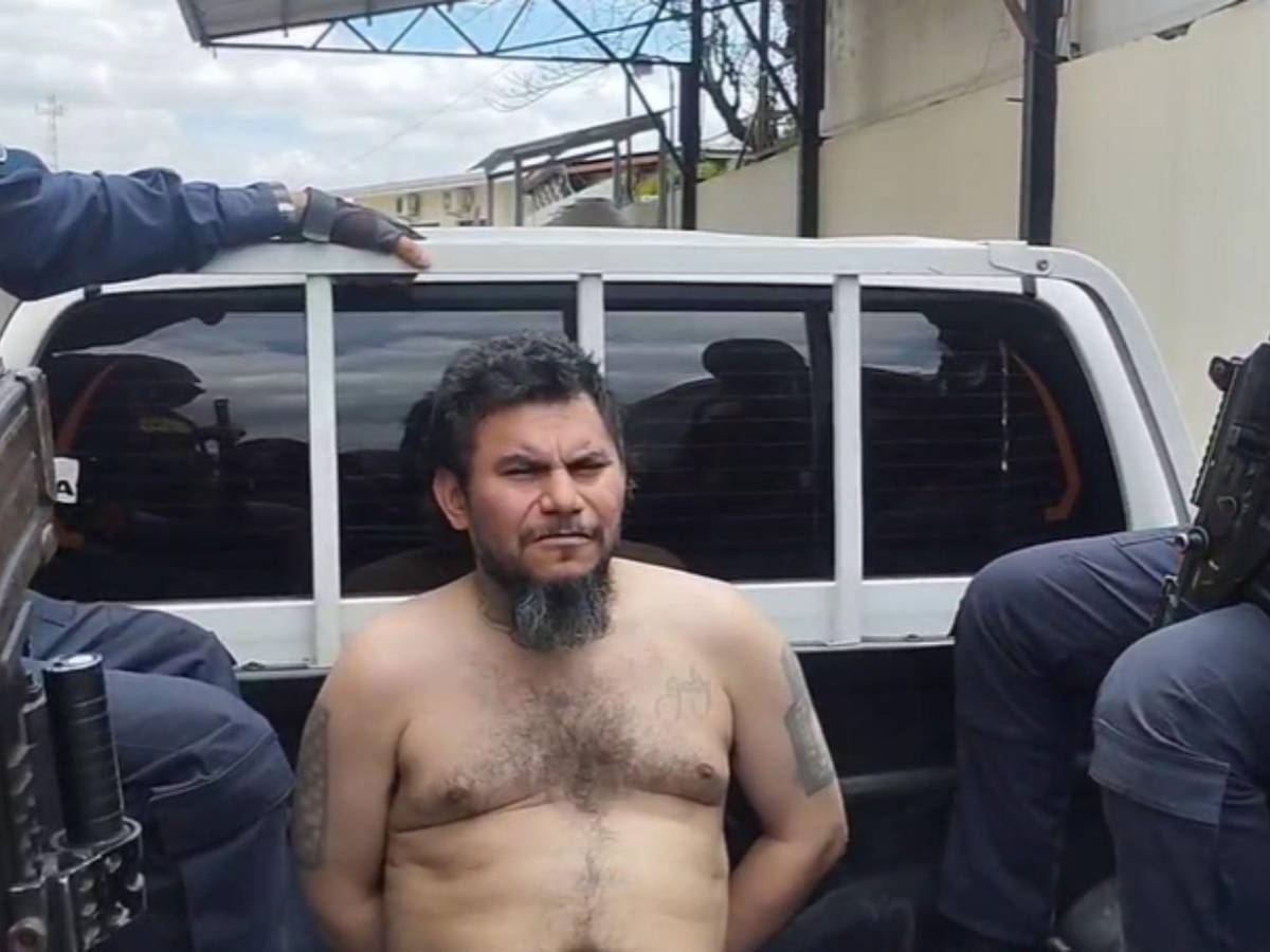 'Rifando' al ser capturado: El Rayo Santana, máximo líder de la Pandilla 18 en la capital 'Rifando' al ser capturado: El Rayo Santana, máximo líder de la Pandilla 18 en la capital