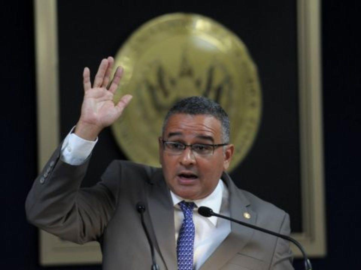 Expresidente de El Salvador es condenado a 14 años de cárcel por negociar con pandillas
