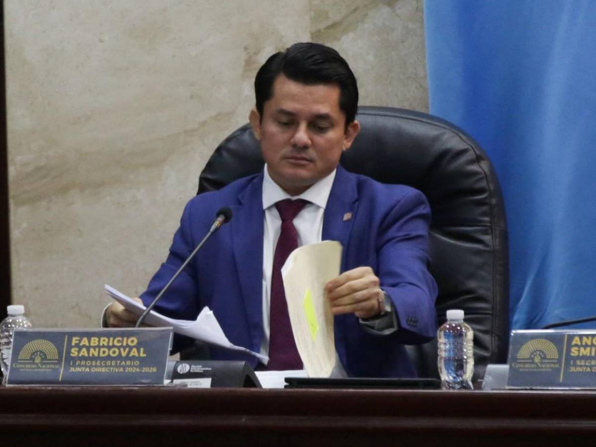 Diputados concentrados en sus propias pláticas en plena sesión legislativa