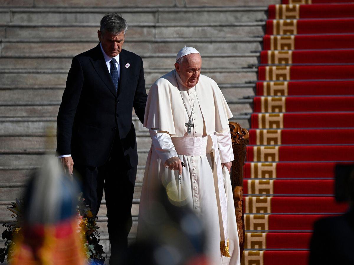 El papa se encuentra con la diminuta comunidad católica de Mongolia