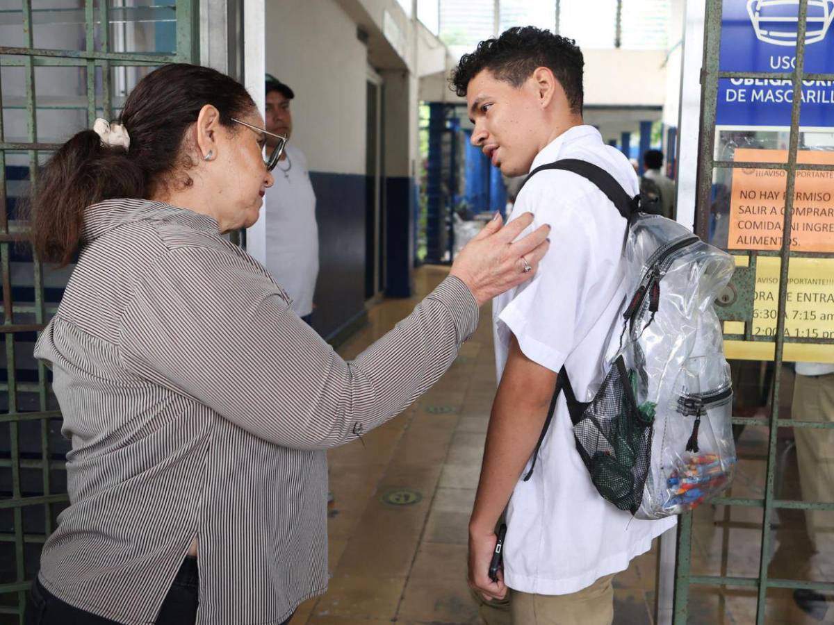 Orden y disciplina, las nuevas normas que usan las escuelas públicas en El Salvador