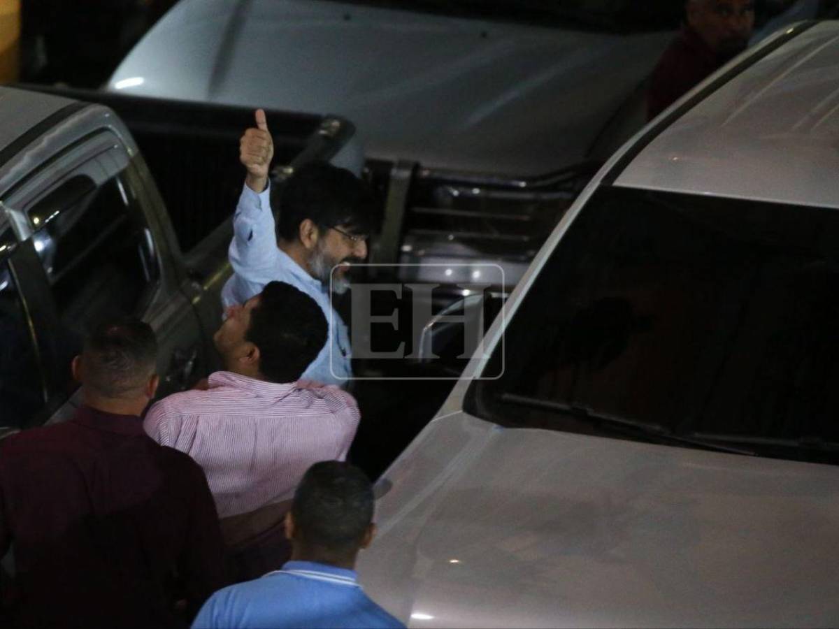 Con el puño en alto y con una sonrisa: así salió Johel Zelaya del Congreso