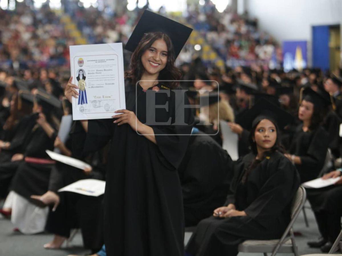 Tras años de esfuerzo, más de mil estudiantes reciben su título en la UNAH