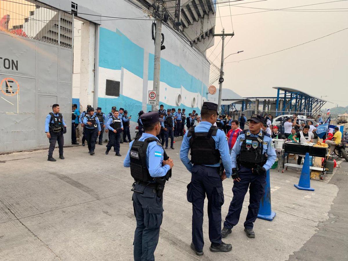 Fuerte presencia de agentes de la Policía Nacional para el clásico entre Olimpia y Motagua.