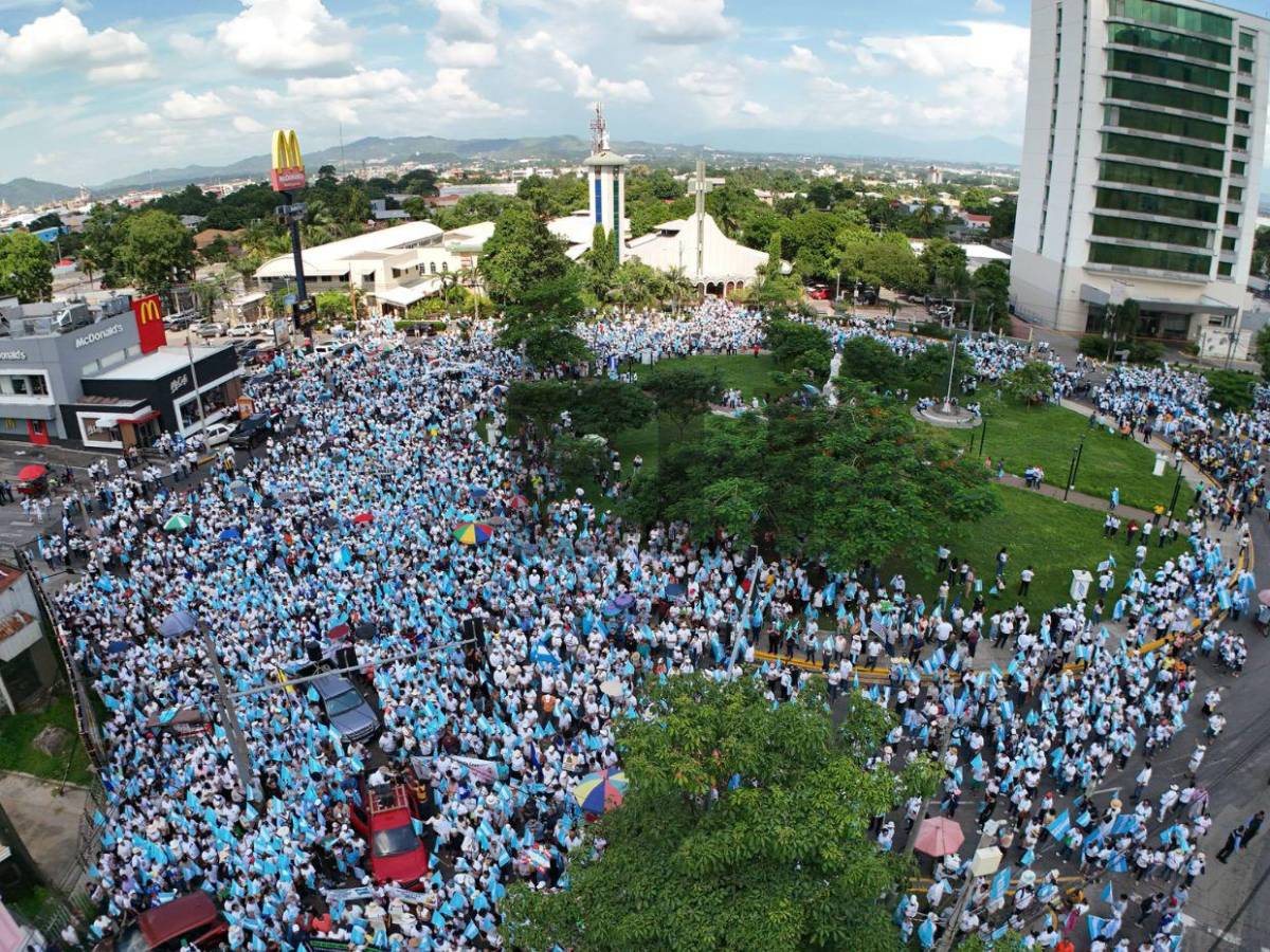 Multitud llena de fe: Las mejores imágenes de la caminata de las iglesias