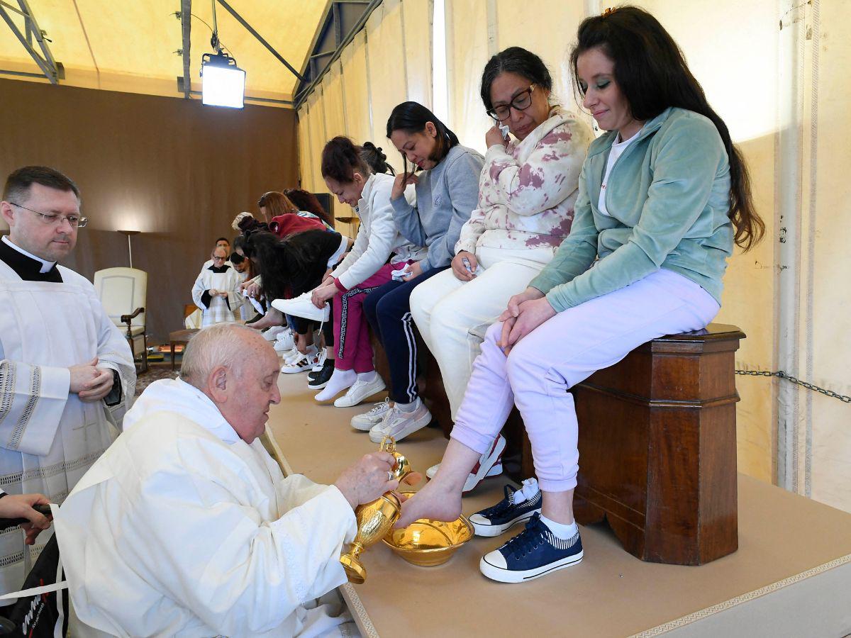 El papa lavó los pies de cada una de las 12 reclusas, algunas de ellas llorando.