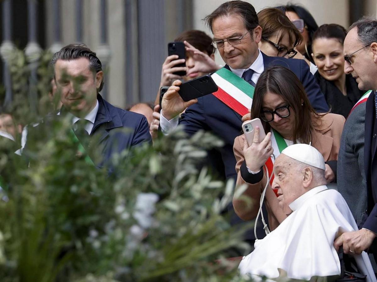 Sin oxígeno y deseando una feliz Semana Santa reaparece el papa Francisco Sin oxígeno y deseando una feliz Semana Santa reaparece el papa Francisco