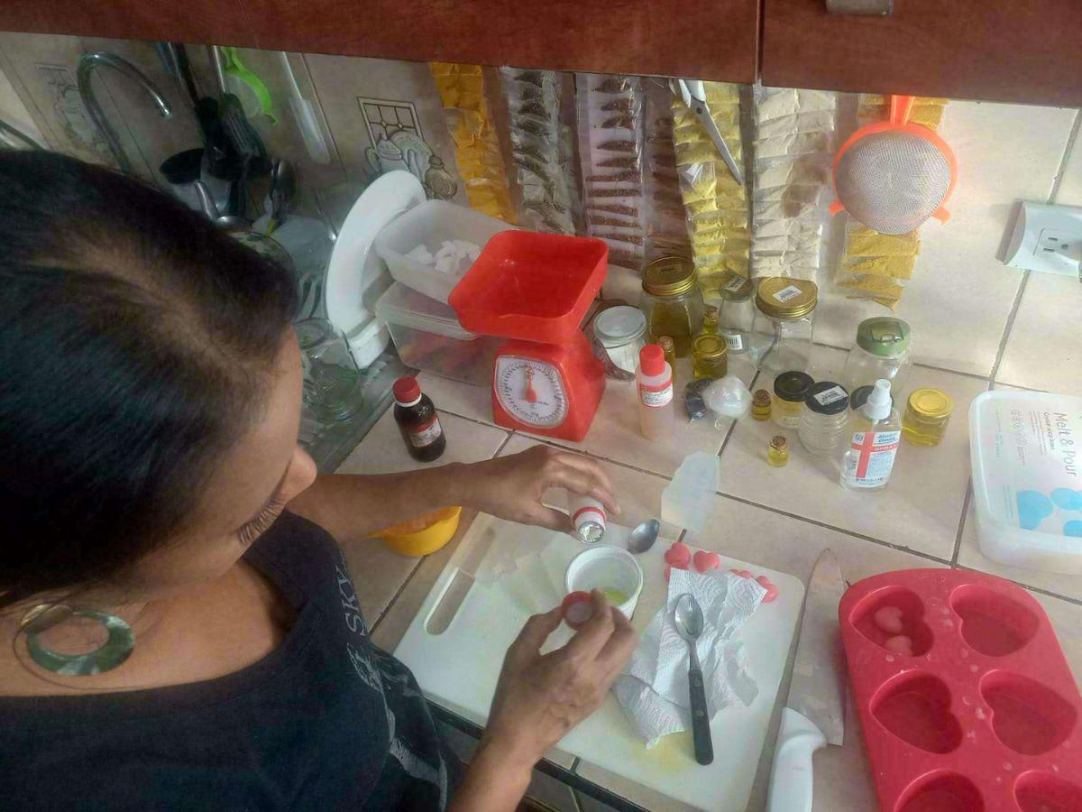 Cinthya adquiere toda la materia prima para realizar sus coloridos y olorosos jabones desde su propia casa.