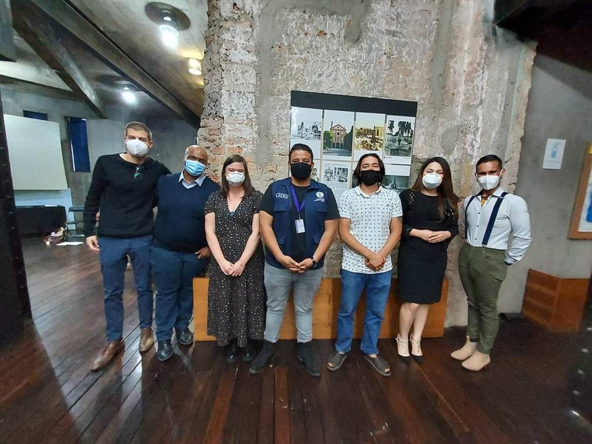 Con representantes de la comisión de los derechos humanos.