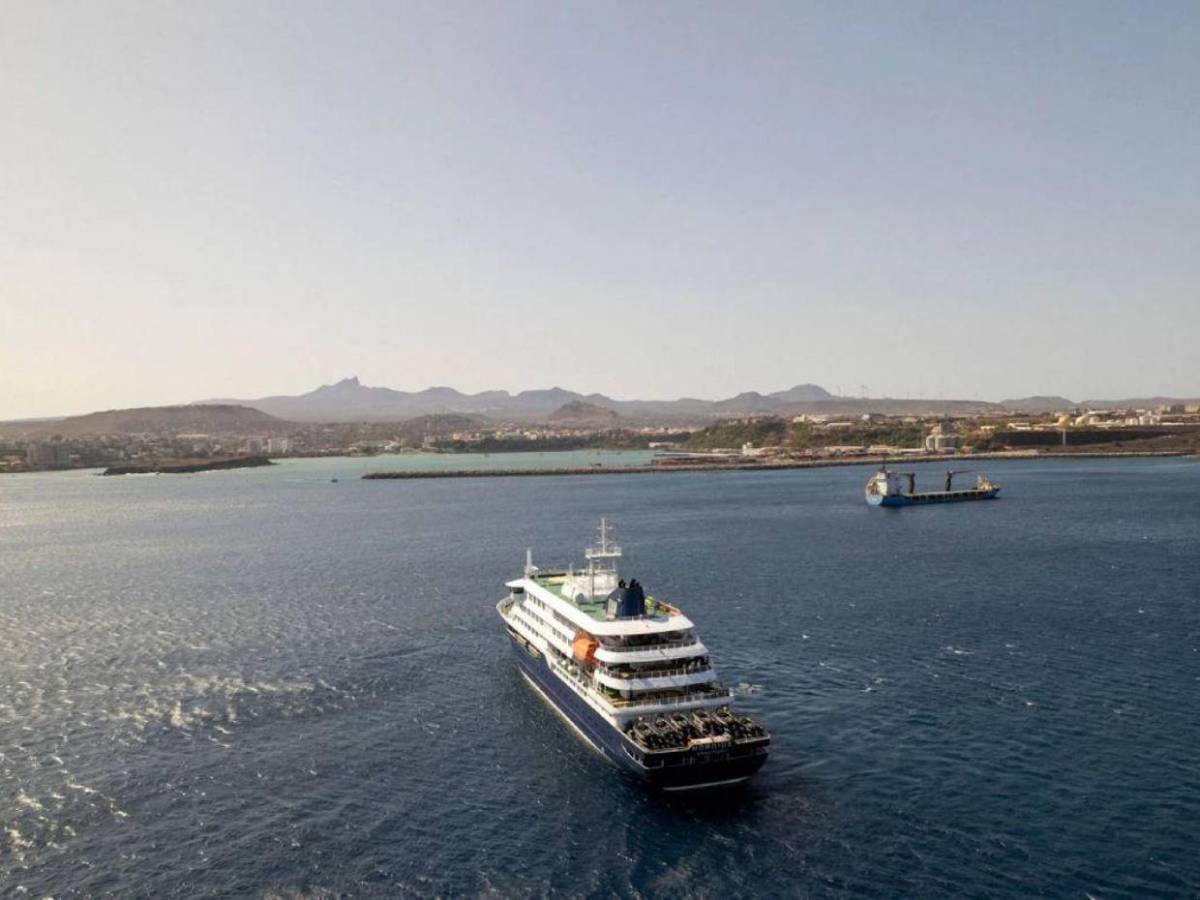 Encerrados y rechazados por países: así viven pasajeros del crucero con brote de hantavirus
