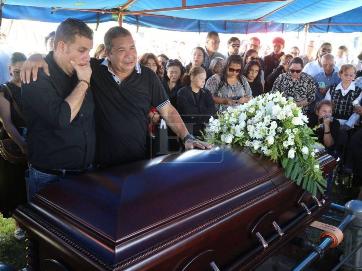 Entre mariachis y lágrimas: así dan el último adiós al periodista Arístides Aceituno