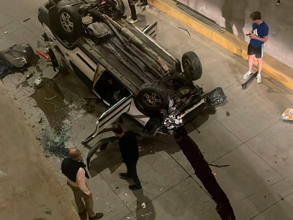 Imagen tomada desde la parte superior del puente a desnivel, desde donde cayeron mientras el vehículo iba en marcha.