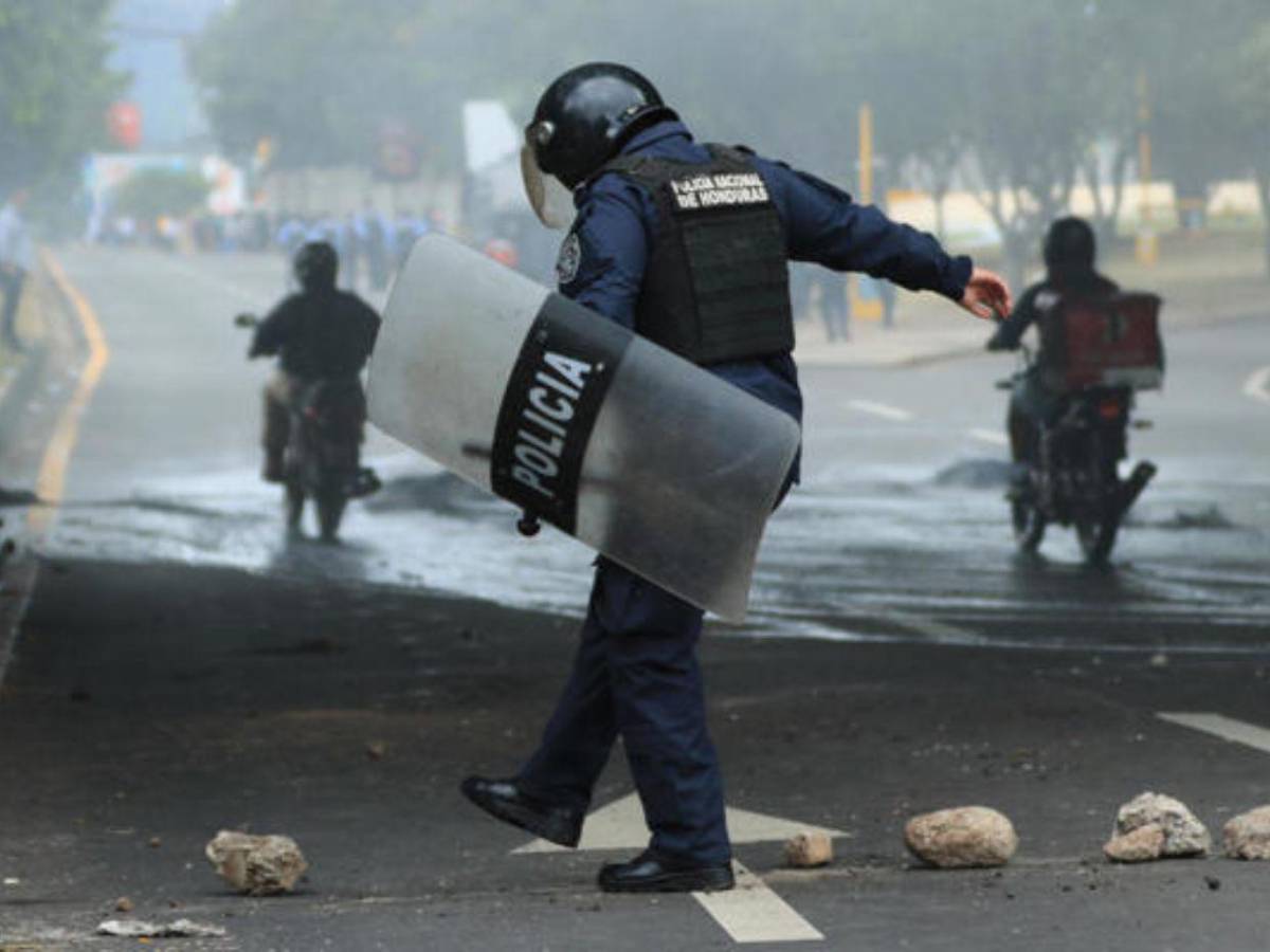 Encapuchados y quemando llantas, colectivos de Libre obedecen a movilización de Mel Zelaya
