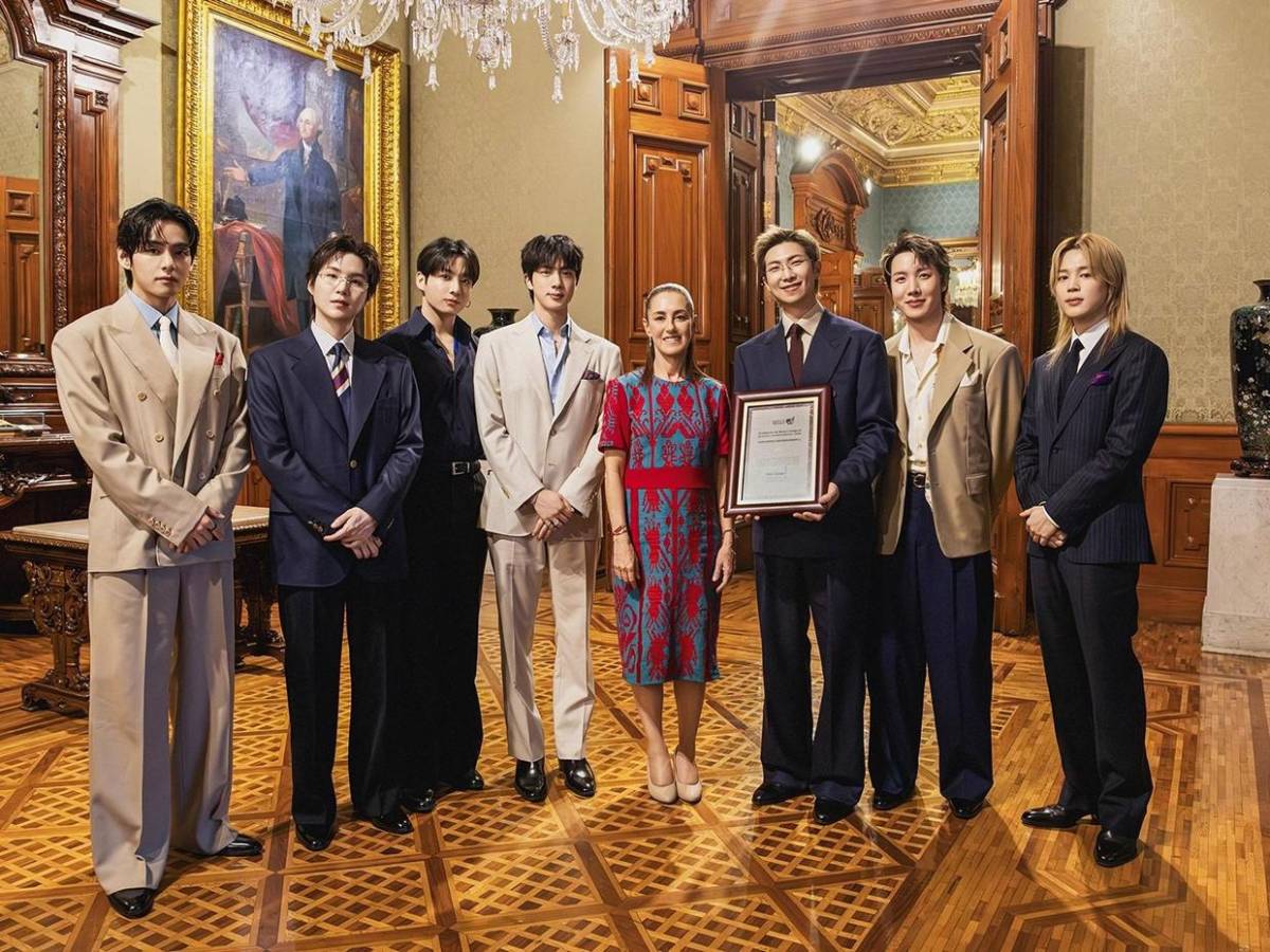 BTS sorprende a miles de seguidores en el Zócalo de México