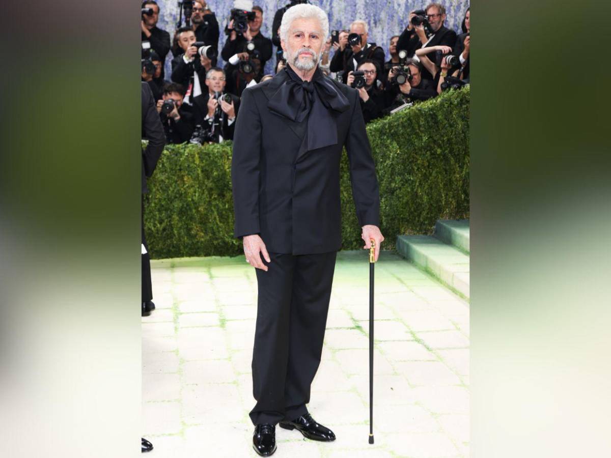 Como anciano, Bad Bunny cautiva con su yo del futuro en Met Gala
