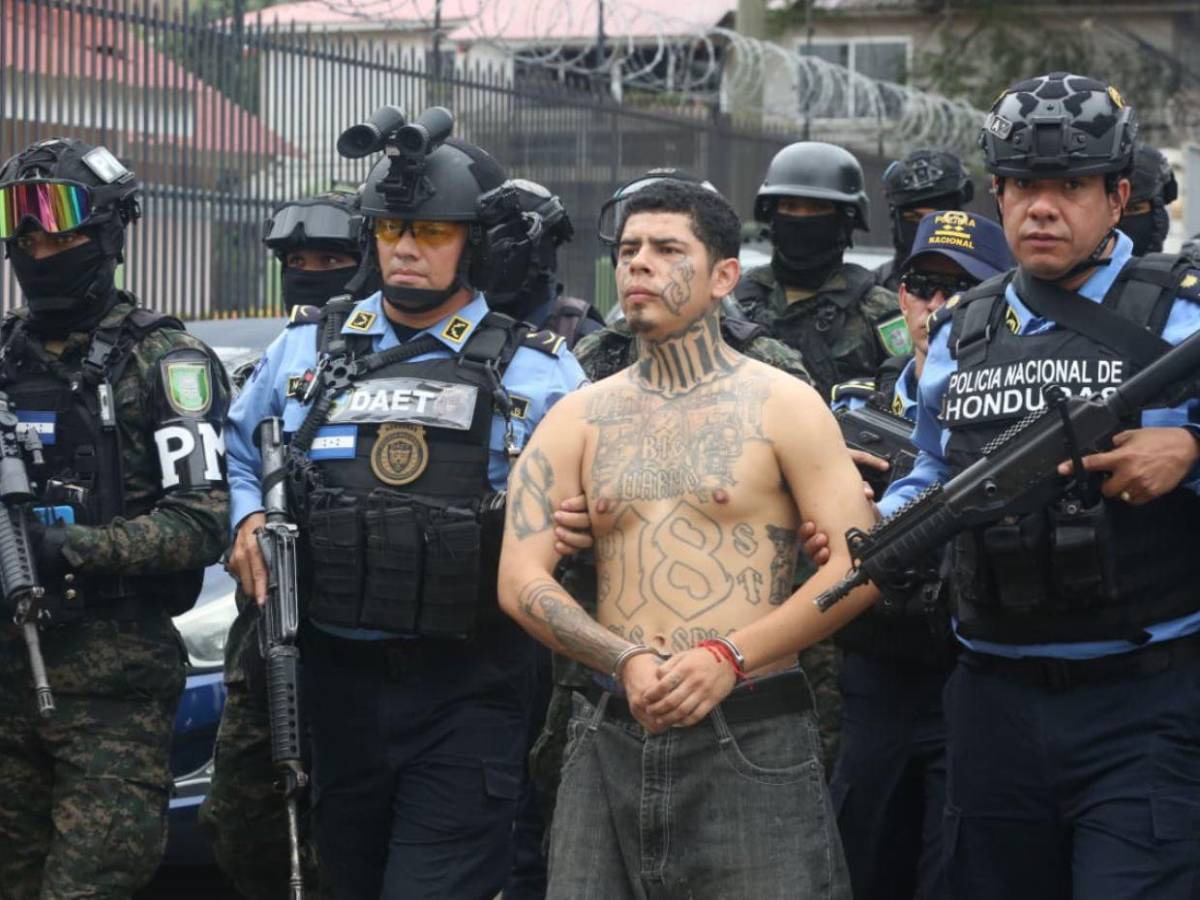 Con tatuajes de la Pandilla 18 en la cabeza y el rostro: “Atrevido” y “Cachorro”, capturados en Tegucigalpa