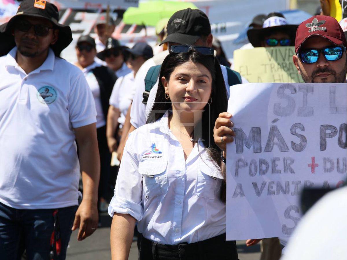 Sonrisas y estilo: Ellas robaron miradas en la marcha del Día del Trabajador en Honduras