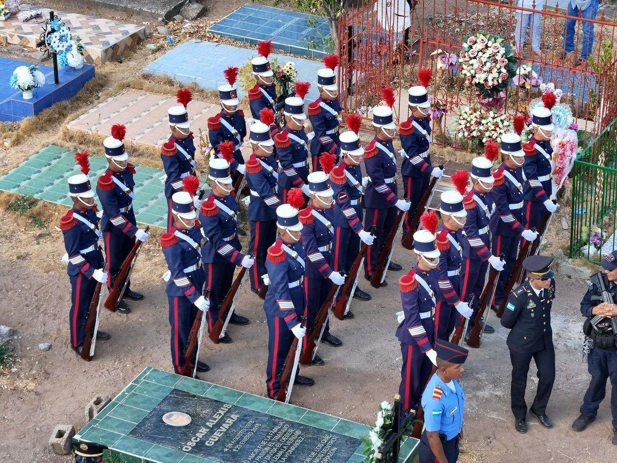 Con una camisa del Olimpia sobre el ataúd: así despidieron a policía que murió en enfrentamiento