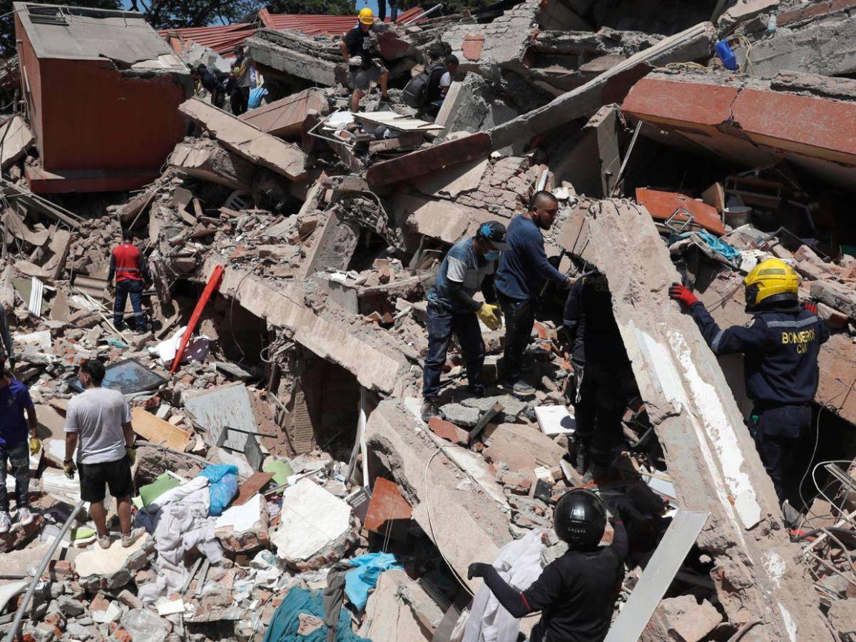 Halló la casa deshecha: Madre busca a su hijo entre escombros tras terremoto que sacudió a Colombia