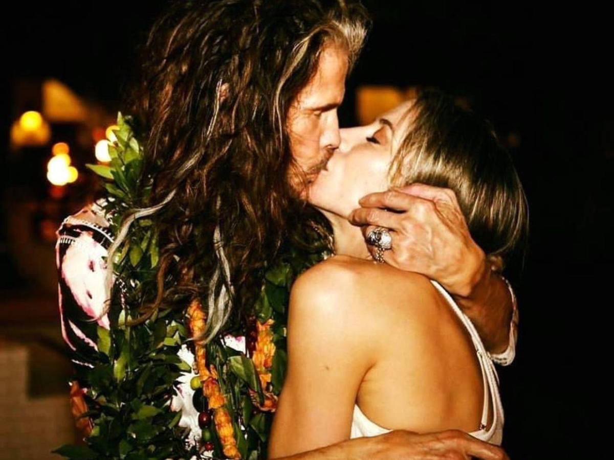 Steven Tyler, cantante de Aerosmith, enfrenta rumores de ruptura con su novia 39 años menor