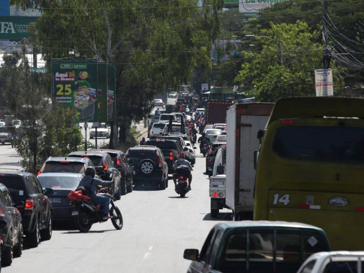 Compras de último minuto, tráfico y movimiento comercial en Tegucigalpa antes del Año Nuevo