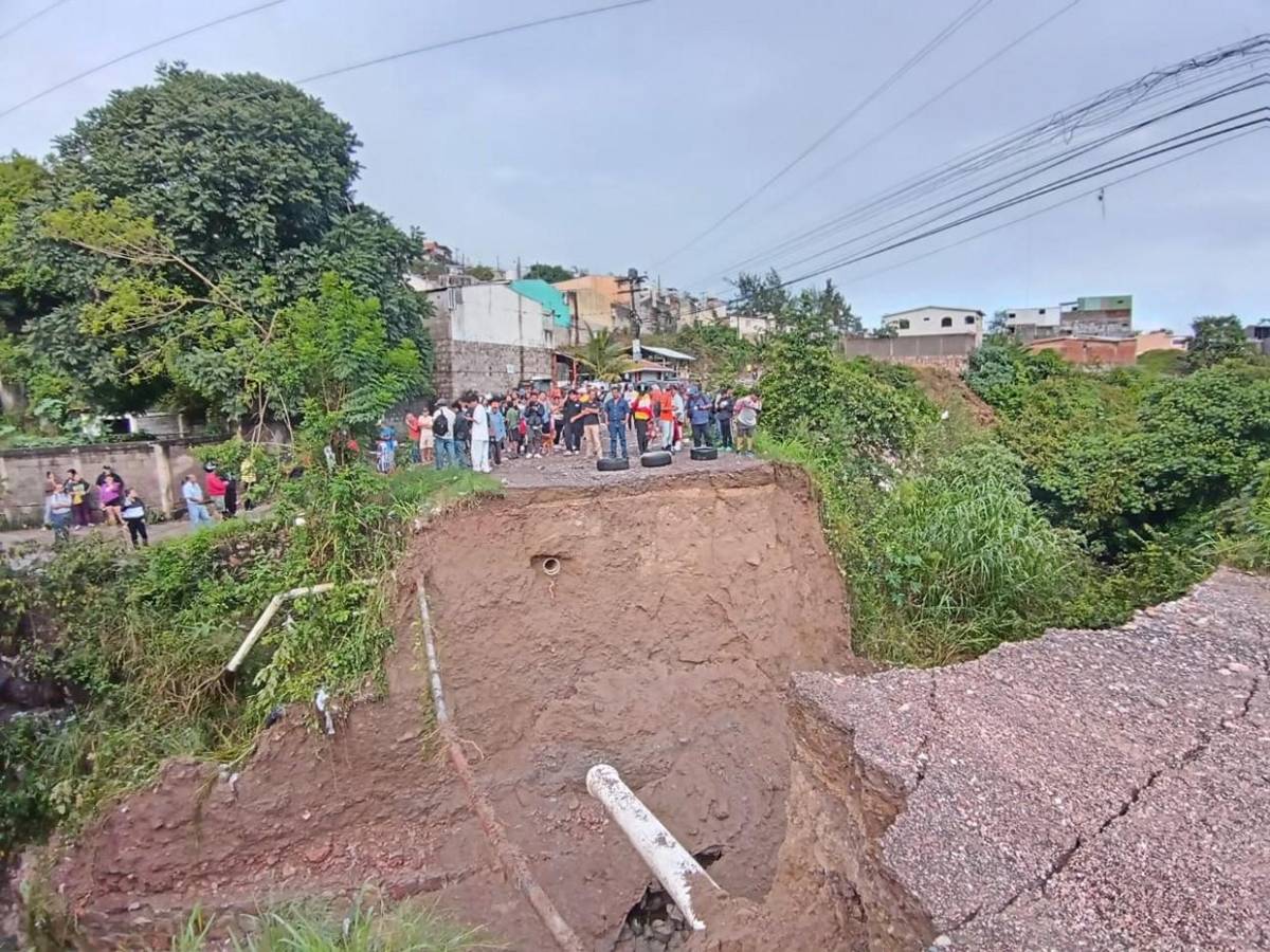 Se llevó toda la calle: así es el enorme socavón que mantiene sin paso a la Reynel Fúnez