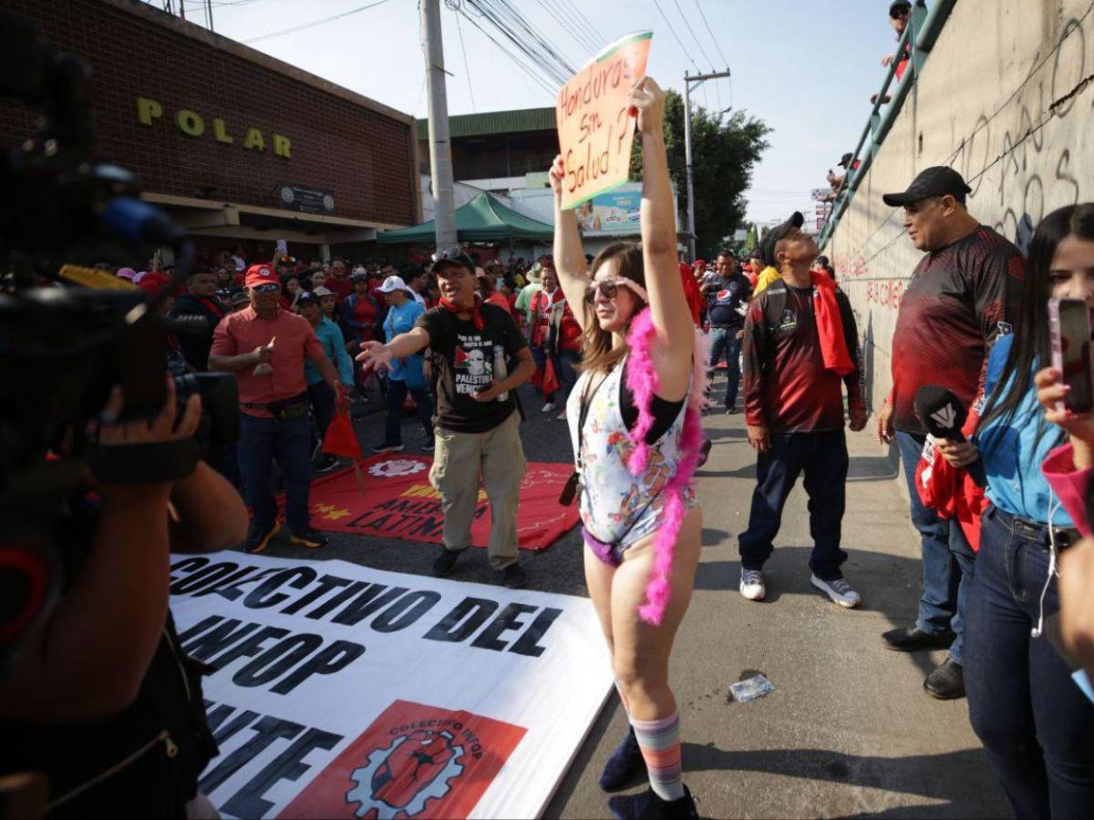 En traje de baño y exigiendo justicia por las mujeres: hondureña marcha este Día del Trabajador