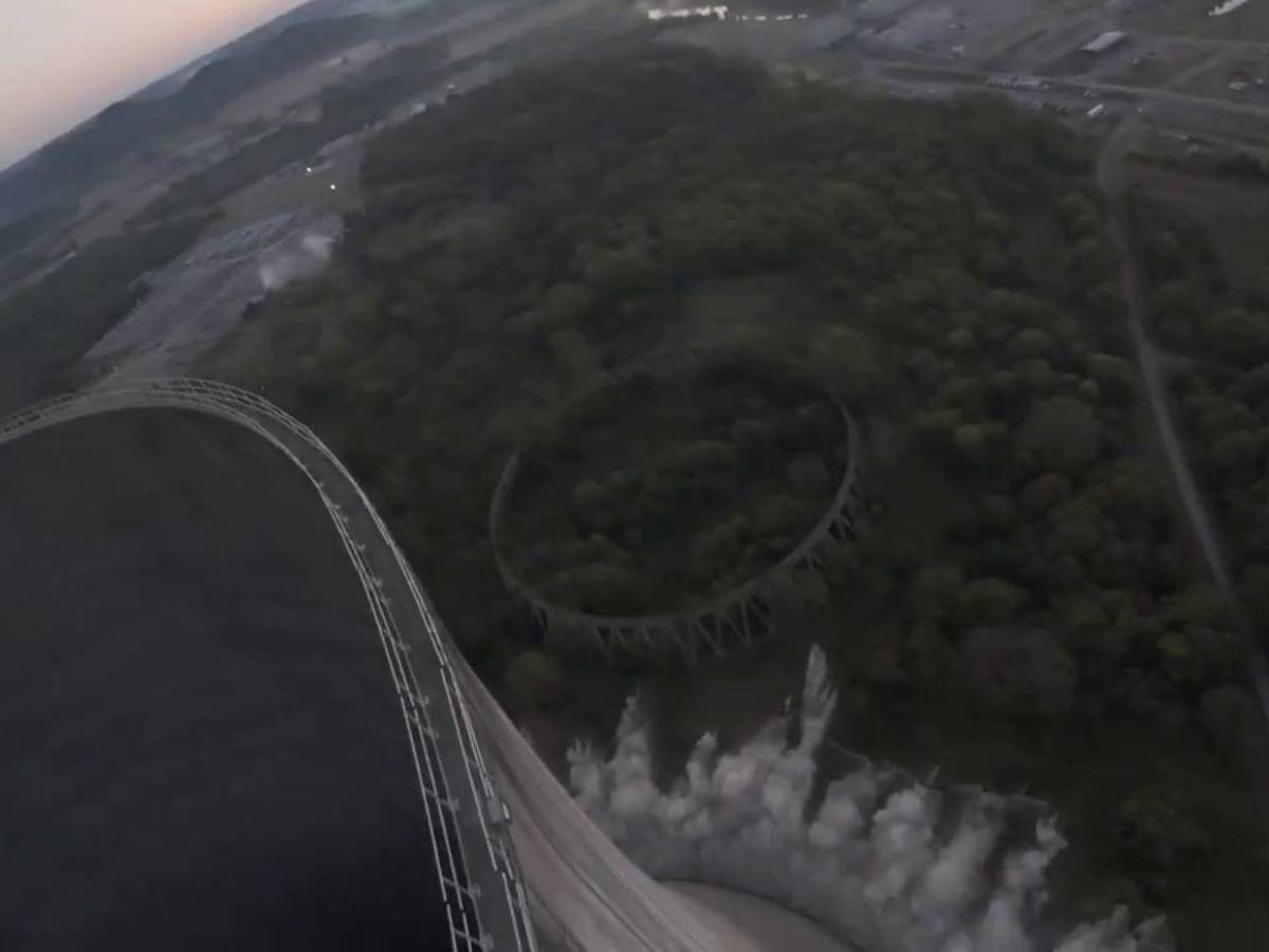 En segundos derriban la torre de la fallida planta nuclear de Hartsville, Tennessee