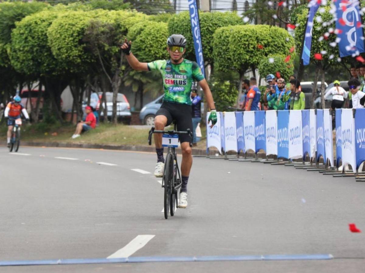 ¡Campeón! Héctor Menéndez es el ganador de la élite masculina en la Vuelta EL HERALDO 2025